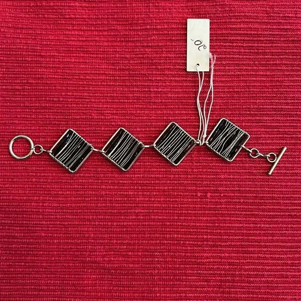 NWT pamelalynn & company black and silver color diamond shape link bracelet